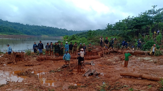Sạt lở đất vùi lấp ba người trong một gia đình ở Đắk Nông