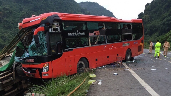 Xe khách đâm vào xe tải đỗ ven đường tại Hòa Bình, 14 người thương vong