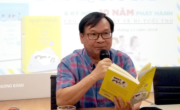 Nhà văn Nguyễn Nhật Ánh, Nguyễn Nhật Ánh ký tặng sách, Làm bạn với bầu trời, Nguyễn Nhật Ánh ký tặng sách, nguyễn nhậth ánh, làm bạn với bầu trời nguyễn nhật ánh
