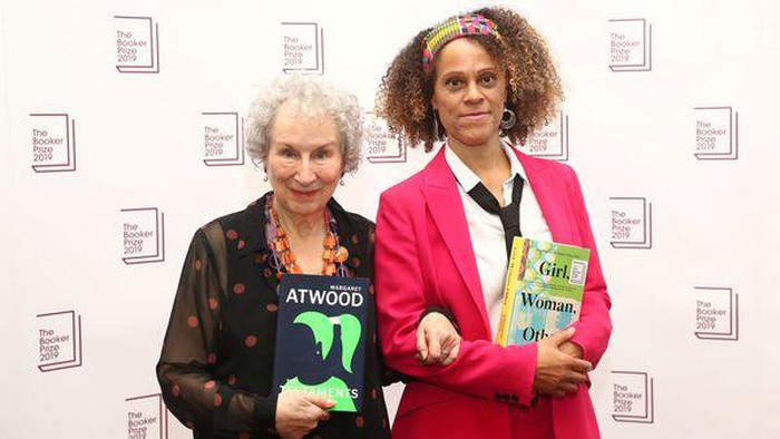 Hai nữ văn sĩ được nhận giải thưởng văn học Booker 2019