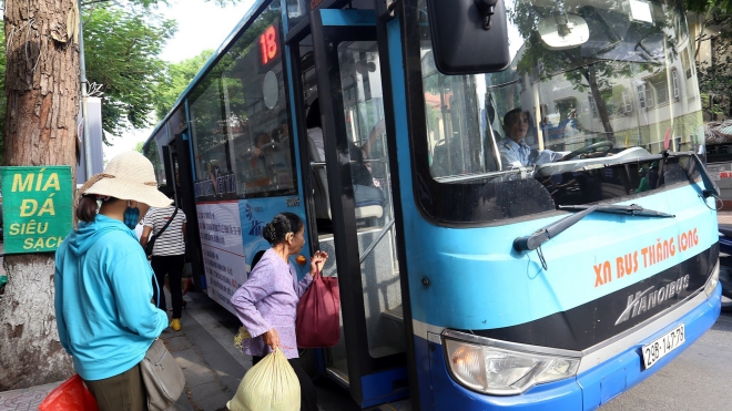 Hà Nội đẩy nhanh cấp thẻ cho người đi xe buýt miễn phí