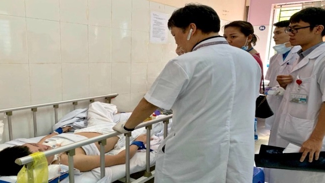 VIDEO: Nữ điều dưỡng mang thai 4 tháng bị bệnh nhân 'ngáo đá' tấn công