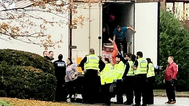 Cảnh sát Anh phát hiện 10 người nhập cư trong xe container tại Cambridgeshire