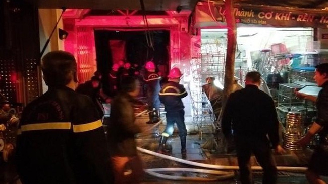 Hà Nội: Dập tắt đám cháy trong đêm, đưa 2 phụ nữ ra ngoài an toàn