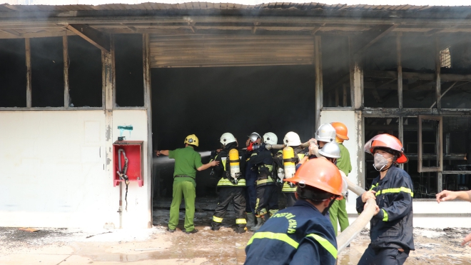 Cháy lớn tại xưởng gỗ bên cạnh kho gas tại Đà Nẵng