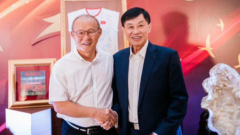Doanh nhân Johnathan Hạnh Nguyễn và HLV Park Hang Seo chung tay tiếp sức quỹ Vừ A Dính