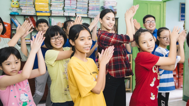 Hoa hậu Tiểu Vy cùng các em nhỏ nhảy 'Vũ điệu rửa tay' phòng chống bệnh dịch COVID-19