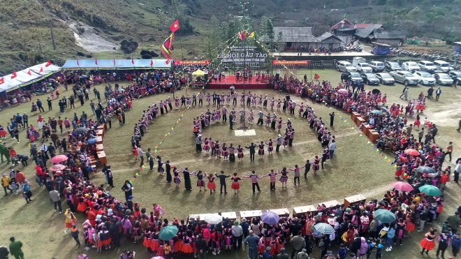 Đồng bào dân tộc Mông nắm tay nhảy múa trong ngày lễ hội. Ảnh: Trọng Đạt/TTXVN