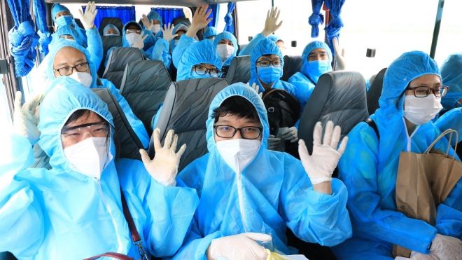 Chuyến bay đầu tiên đưa 207 du khách bị mắc kẹt tại Đà Nẵng về Hà Nội