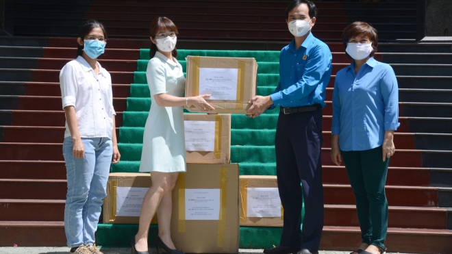 Dịch COVID-19: TTXVN tiếp tục hỗ trợ vật dụng bảo hộ y tế cho thành phố Đà Nẵng