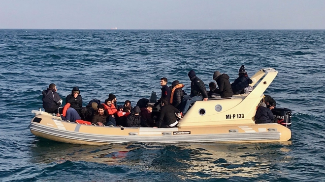 Giải cứu hàng chục người di cư vượt eo biển Manche từ Pháp sang Anh