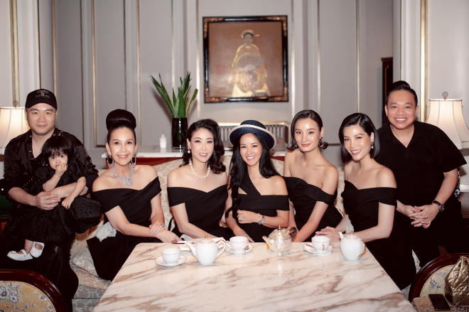 Diva Hồng Nhung trẻ trung hội ngộ những người bạn sau thời gian xa cách vì dịch COVID-19 2 Chú thích ảnh