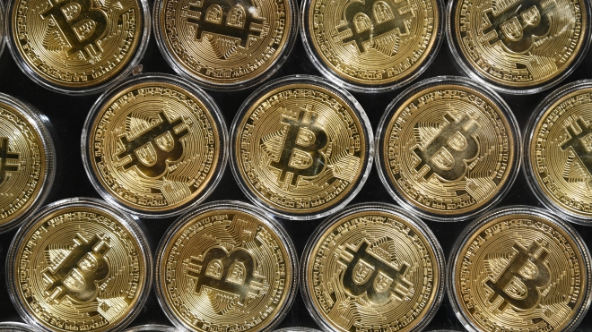 Bitcoin mất gần 50% giá trị so với mức cao nhất từng ghi nhận