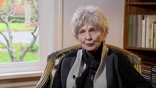 Alice Munro. Nhà văn giải Nobel Alice Munro bậc thầy truyện ngắn. Giải Nobel - Vimarsana News
