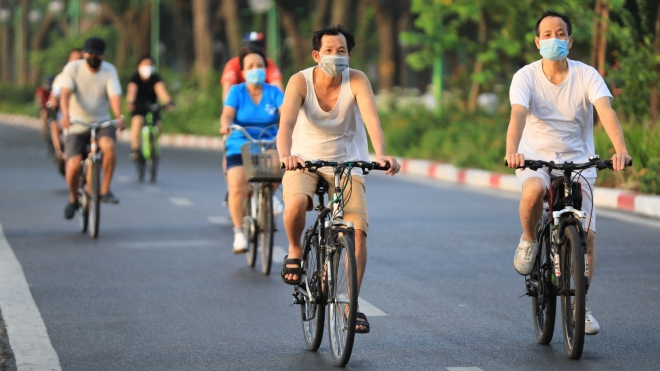 Hà Nội giãn cách. Người dân Thủ đô vẫn đổ ra đường tập thể dục. Chỉ thị 15 - Vimarsana News