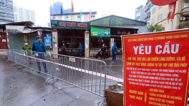 Hình ảnh căng dây đóng cửa chợ Nhân Chính, Quận Thanh Xuân, Hà Nội