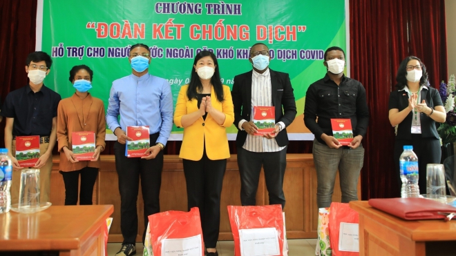 Hà Nội hỗ trợ người nước ngoài gặp khó khăn do ảnh hưởng dịch bệnhh