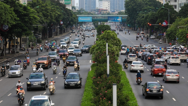 Hình ảnh giao thông Hà Nội nhộn nhịp trở lại trong ngày đầu dỡ bỏ 39 chốt kiểm soát dịch