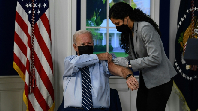 Tổng thống Mỹ Joe Biden đã tiêm mũi vaccine thứ 3