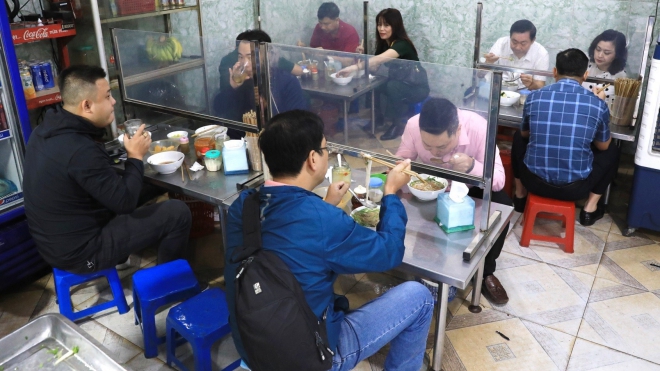 Hàng ăn, quán cà phê Hà Nội đông khách trong ngày đầu trở lại bán hàng tại chỗ