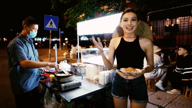 Thùy Tiên giới thiệu món bánh tráng trộn đến BTC Miss Grand International