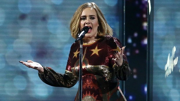 Danh ca Adele lập cú đúp ấn tượng tại Vương quốc Anh