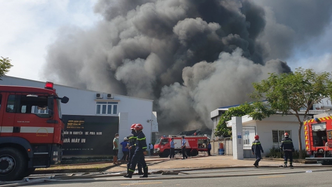 TP.HCM: Cháy lớn thiêu rụi hơn 2.700 m2 nhà xưởng