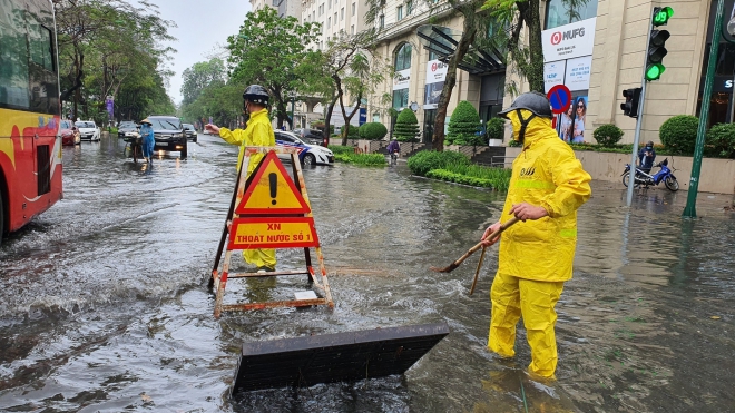 Mưa lớn gây ngập tại nhiều tuyến phố Hà Nội
