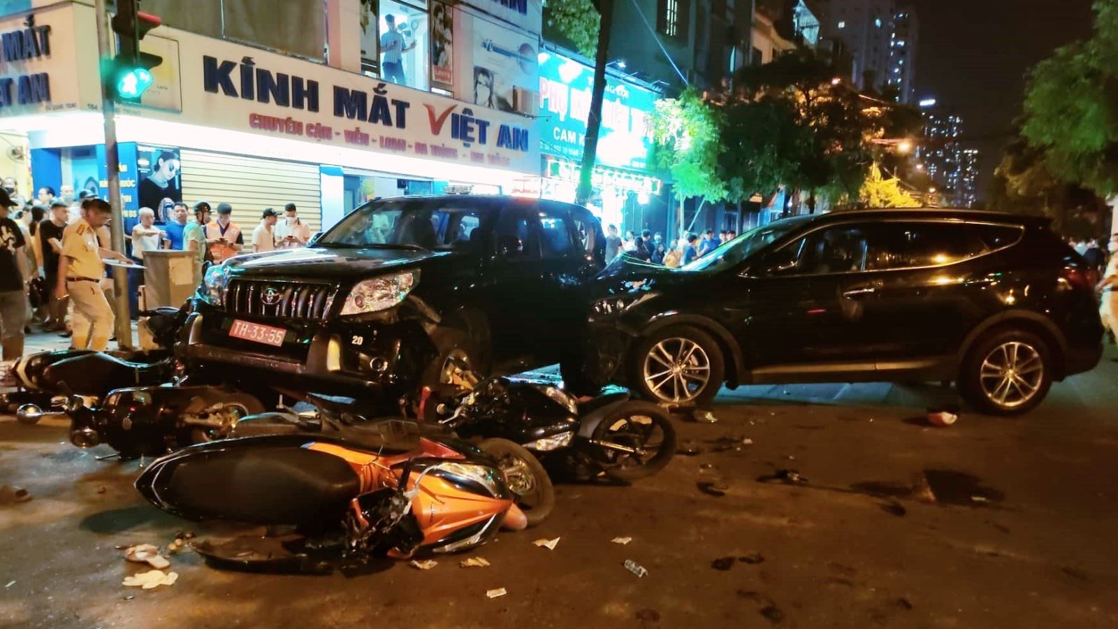 Hà Nội: Tai nạn giao thông liên hoàn giữa nhiều ô tô và xe máy tại quận Hà Đông