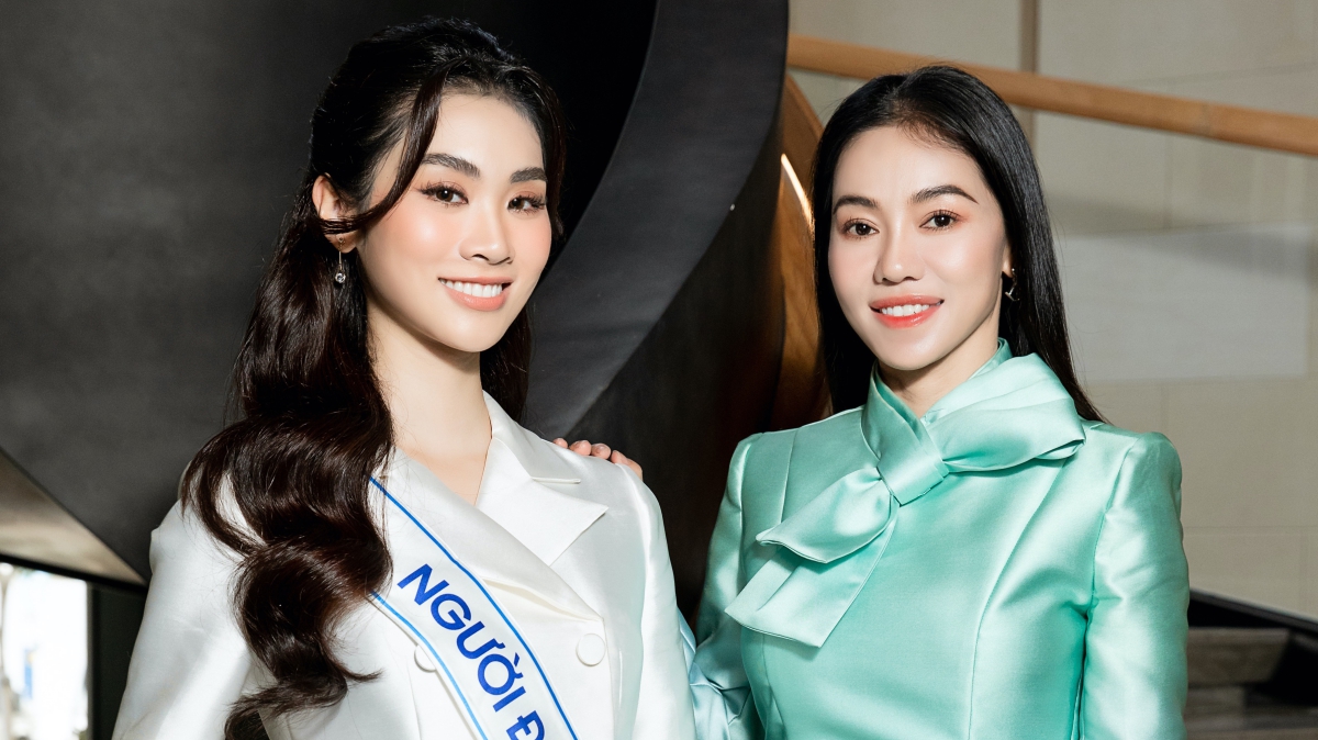 Miss World Vietnam 2022: Người đẹp Bản lĩnh Nguyễn Thùy Linh chung khung hình với Chủ tịch Phạm Kim Dung 