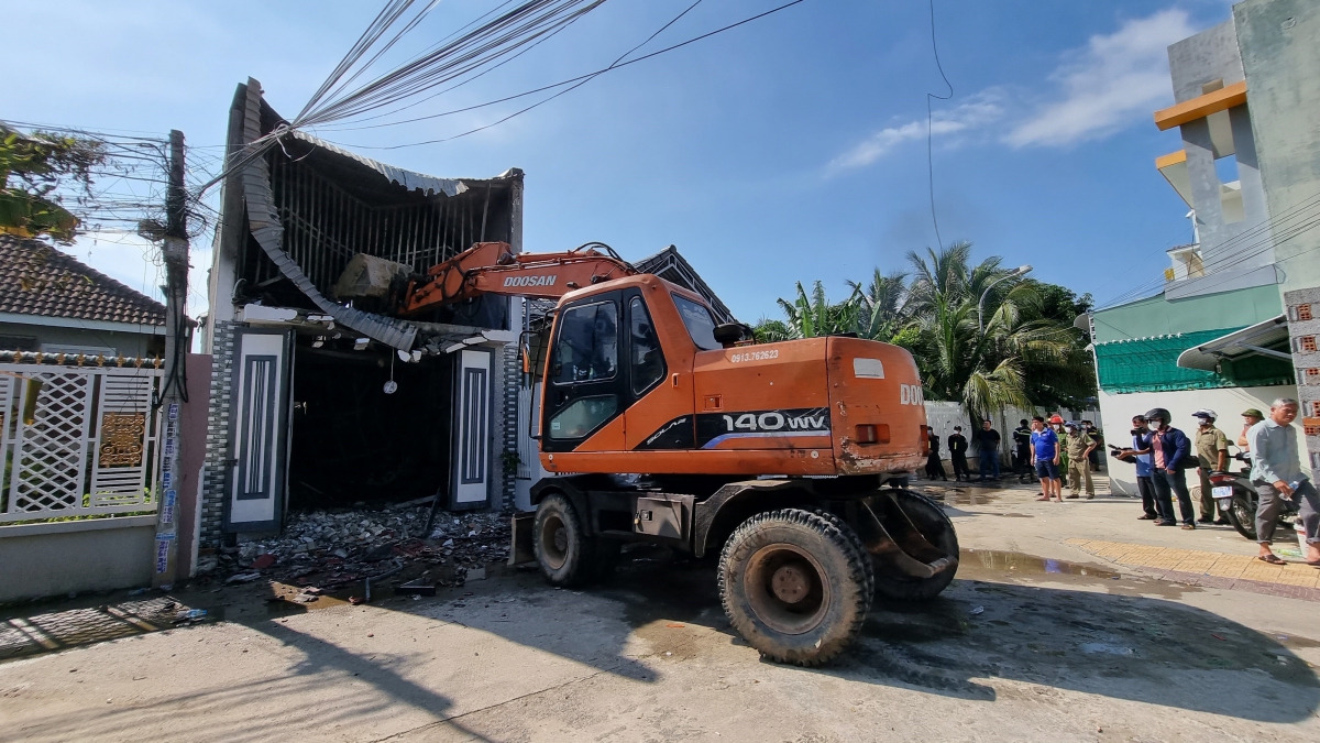 Vụ cháy nhà tại Ninh Thuận: Điều xe múc tới đập tường tiếp cận vị trí ba người mắc kẹt
