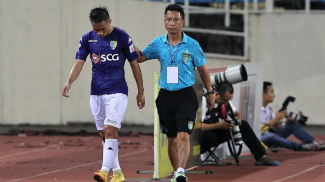 HLV Hà Nội FC bức xúc: Chí Công bị phạt 3 trận, sao Ngọc Đức lại là 8 trận?
