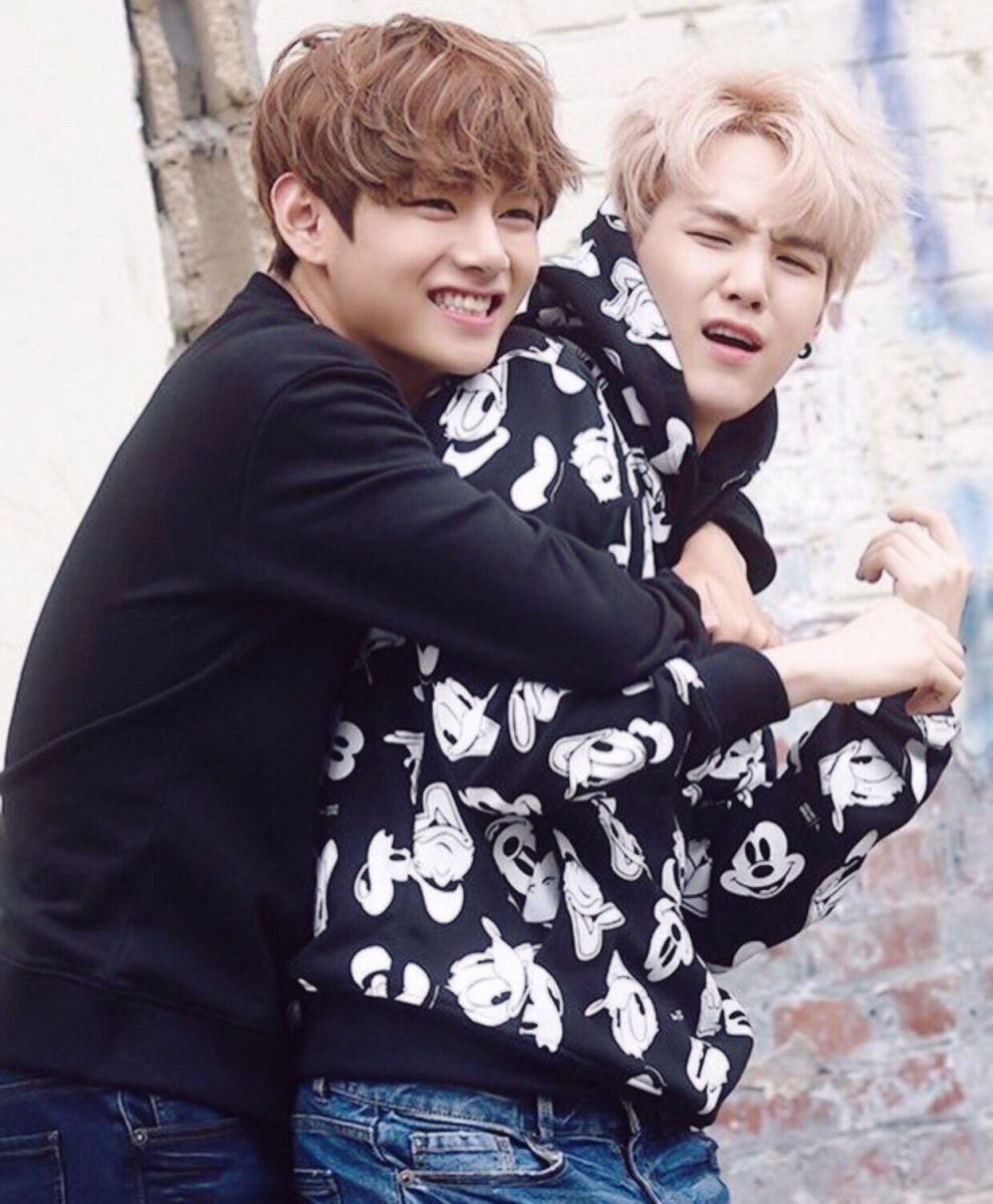 BTS: Suga từng có lần cảm động đến suýt khóc khi được 'anh trai' V chăm sóc