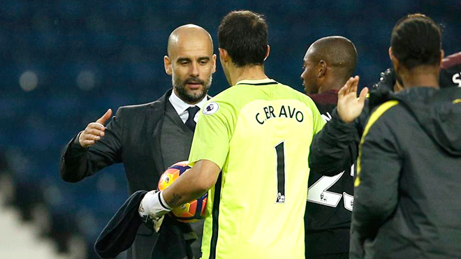 Ở Man City, Claudio Bravo chưa thể thuyết phục được Pep Guardiola