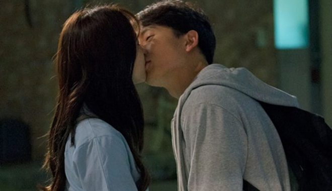 Tập 1 ‘Familiar Wife’: Han Ji Sung & Han Ji Min trao nhau nụ hôn lãng mạn đầu tiên