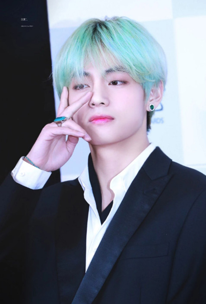 BTS. V BTS và 9 thần tượng Kpop sẽ đẹp nhất nếu để tóc đen tự nhiên. BTS V. Bts TTVH Online