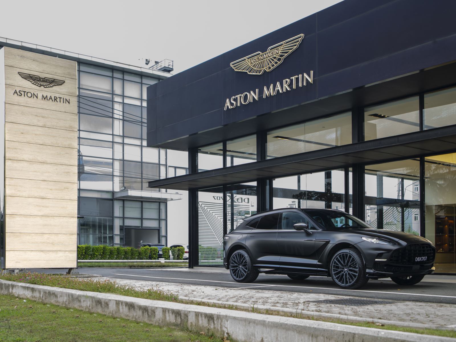 Ra mắt Aston Martin DBX707 tại Việt Nam: Giá từ 21,8 tỷ đồng, ông Đặng Lê Nguyên Vũ là khách hàng đầu tiên - Ảnh 13.