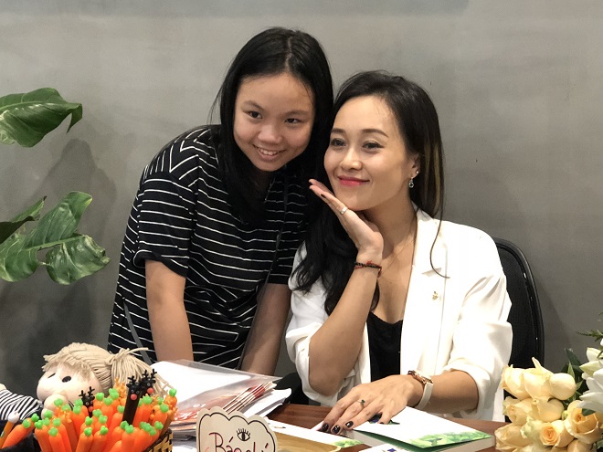 Trần Ngọc Anh Thư bên độc giả nhí