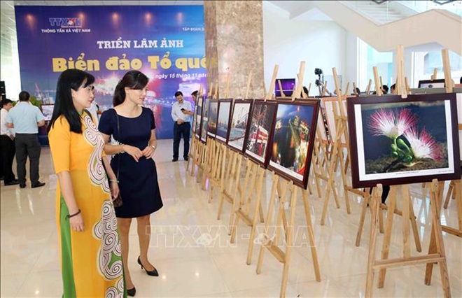 Các đại biểu tham quan triển lãm