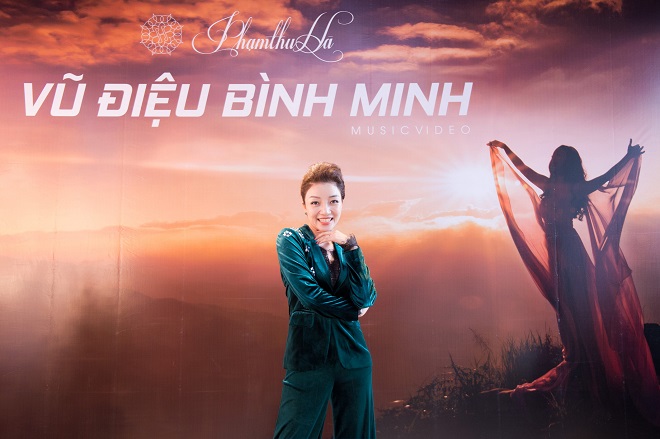 Ca sĩ Phạm Thu Hà tại buổi ra mắt