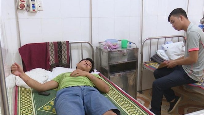 Trong ảnh: Kiểm lâm viên Nguyễn Trung Nghĩa, cán bộ thuộc Đội Kiểm lâm cơ động Phòng chống cháy rừng số 2, bị thương nặng ở vùng đầu và phải vào Bệnh viện Đa khoa khu vực Bắc Quảng Bình cấp cứu. Ảnh: TTXVN phát