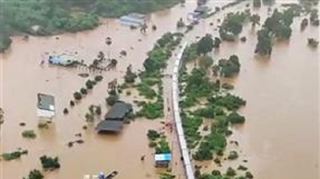 Ấn Độ huy động trực thăng giải cứu hành khách mắc kẹt trong mưa lũ