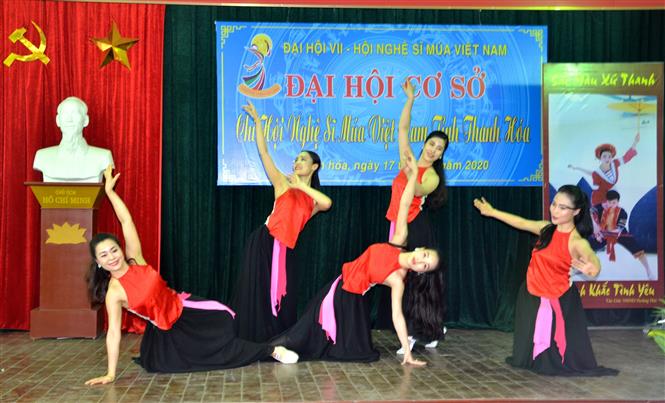 Trong ảnh: Trải qua 25 năm hoạt động và phát triển, nhiệm vụ trọng tâm của Chi hội Nghệ sĩ Múa Việt Nam tỉnh Thanh Hóa là hướng tới việc đổi mới, sáng tạo, khắc phục khó khăn, tiếp tục xây dựng và phát triển nghệ thuật múa thực sự giữ vai trò chủ đạo trong nhiều chương trình nghệ thuật của tỉnh, đáp ứng được yêu cầu hưởng thụ văn hoá tinh thần của đồng bào các dân tộc tỉnh Thanh Hóa. Ảnh: Hoa Mai - TTXVN