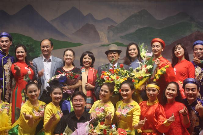 Trong ảnh: Nghệ sỹ nhân dân Hoàng Hải (người đội mũ) là tổng đạo diễn trong Chương trình “Hương sắc quê Thanh” - một chương trình nghệ thuật đánh dấu sự trưởng thành của lớp diễn viên múa đương đại./. Ảnh Hoa Mai - TTXVN