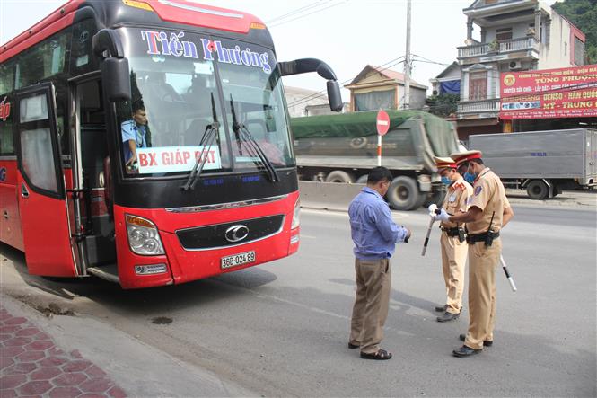 Trong ảnh: Lực lượng cảnh sát giao thông Ninh Bình tổng kiểm soát phương tiện giao thông. Ảnh: Thùy Dung - TTXVN