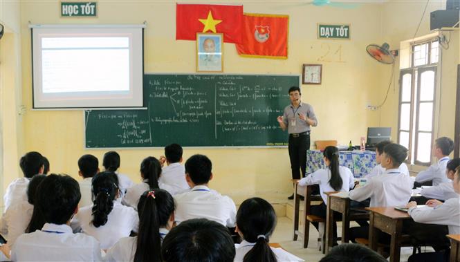 Trong ảnh: Một tiết học ôn tập cho kỳ thi tốt nghiệp THPT của lớp 12A2 trường THPT Kim Bảng C, Hà Nam. Ảnh: Đại Nghĩa-TTXVN