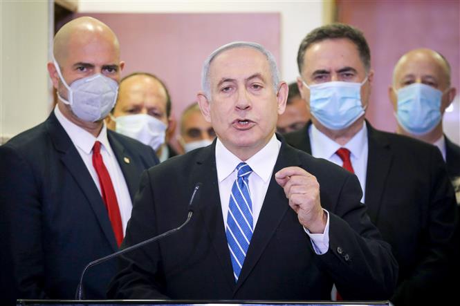 Trong ảnh: Thủ tướng Israel Benjamin Netanyahu phát biểu với báo giới trước khi vào tòa án Quận Jerusalem ngày 24/5/2020. Ảnh: AFP/TTXVN