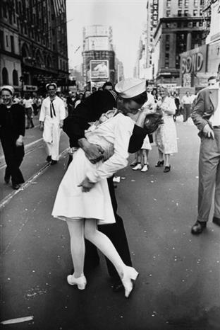Trong ảnh: Ngày Chiến thắng ở New York (Mỹ), 14/8/1945. Bức ảnh nổi tiếng được chụp bởi phóng viên ảnh tạp chí Life Alfred Eisenstadt. Ảnh: Alfred Eisenstadt/TTXVN phát