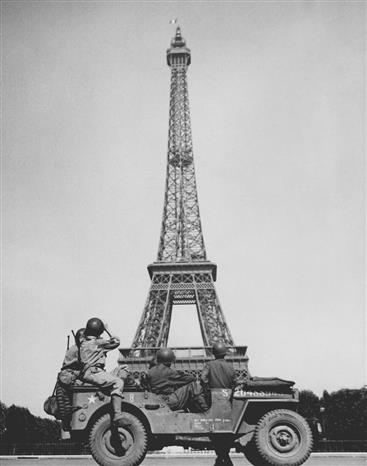 Trong ảnh: Binh lính Mỹ cùng chiếc xe Jeep xuất hiện bên dưới tháp EIFFEL - biểu tượng của Paris, ngày 28/8/1944. Ảnh: Tư liệu quốc tế/TTXVN phát