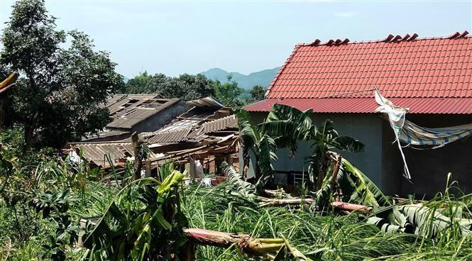 Trong ảnh: Dông lốc làm tốc mái nhiều nhà dân ở xã Phú Lạc, huyện Cẩm Khê. Ảnh: Trung Kiên - TTXVN